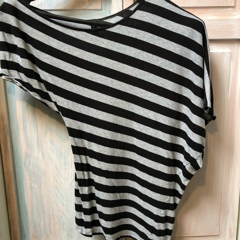 One shoulder tee